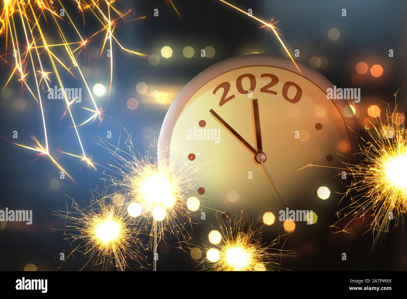 Reloj con fuegos artificiales de fondo. Feliz Año Nuevo 2020 Foto de stock