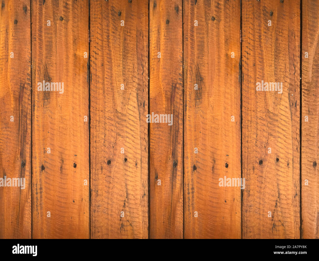 Láminas de madera finas verticales en la pared en el interior moderno.  Color marrón natural Fotografía de stock - Alamy