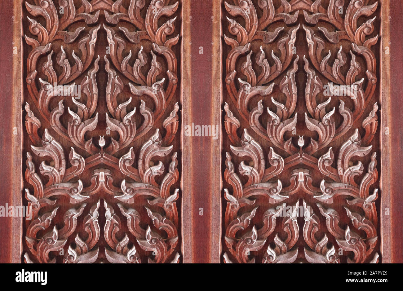 Patrón Kanok Thai craving en puerta de madera pared de fondo. Foto de stock