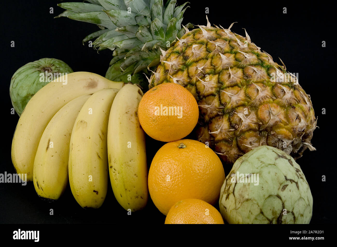 La piña, el plátano, la naranja y la chirimoya frutas Foto de stock