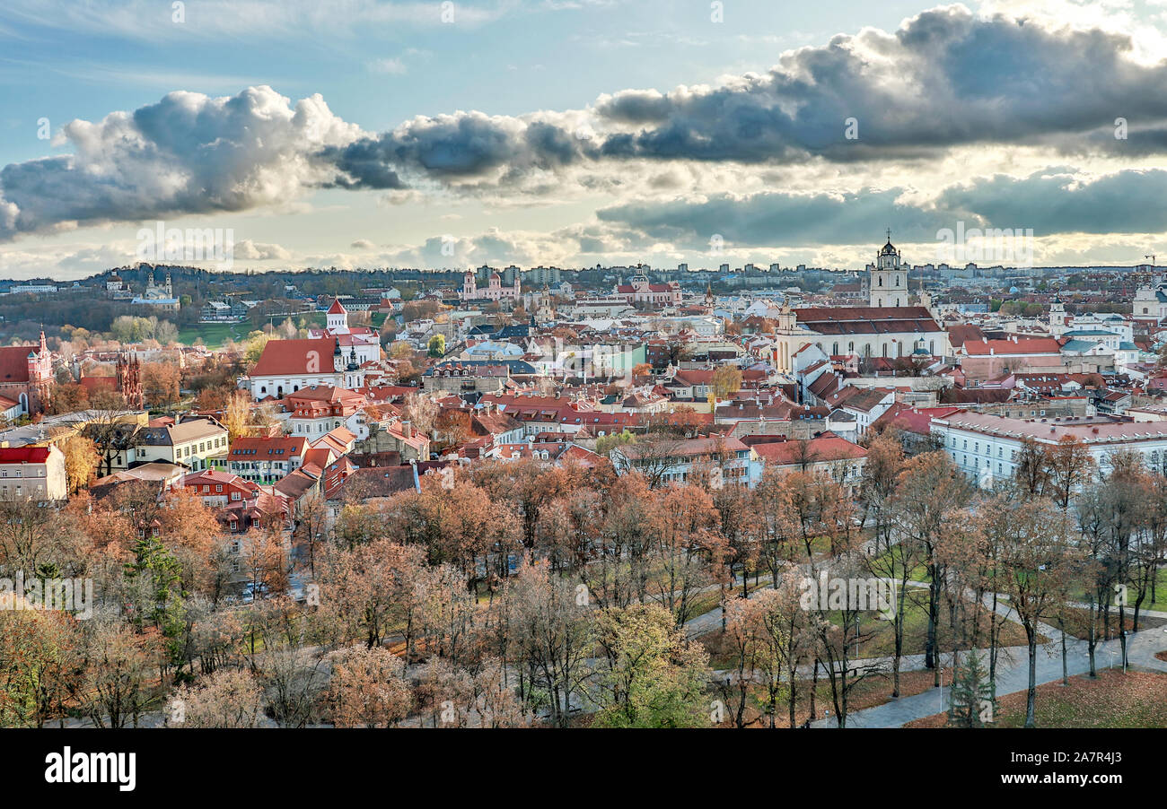 Vilna, Lituania - Octubre, 2019 : casco antiguo con techos de tejas rojas y las iglesias, el paisaje urbano de vista aérea de la ciudad de Vilnius, Lituania Foto de stock