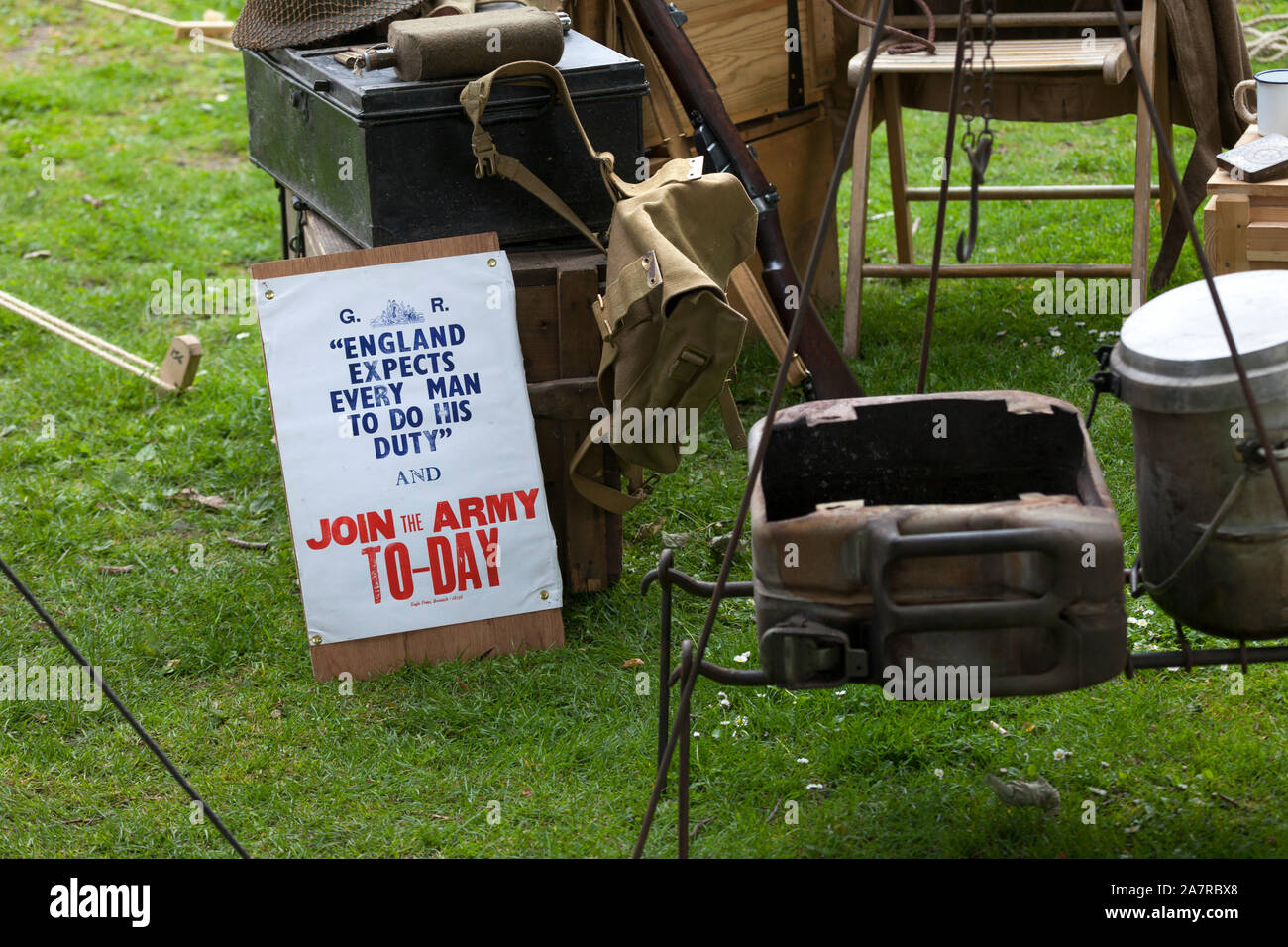 Segunda Guerra Mundial cartel que dice "Inglaterra espera que cada hombre para hacer su deber y unirse al ejército de hoy" Foto de stock