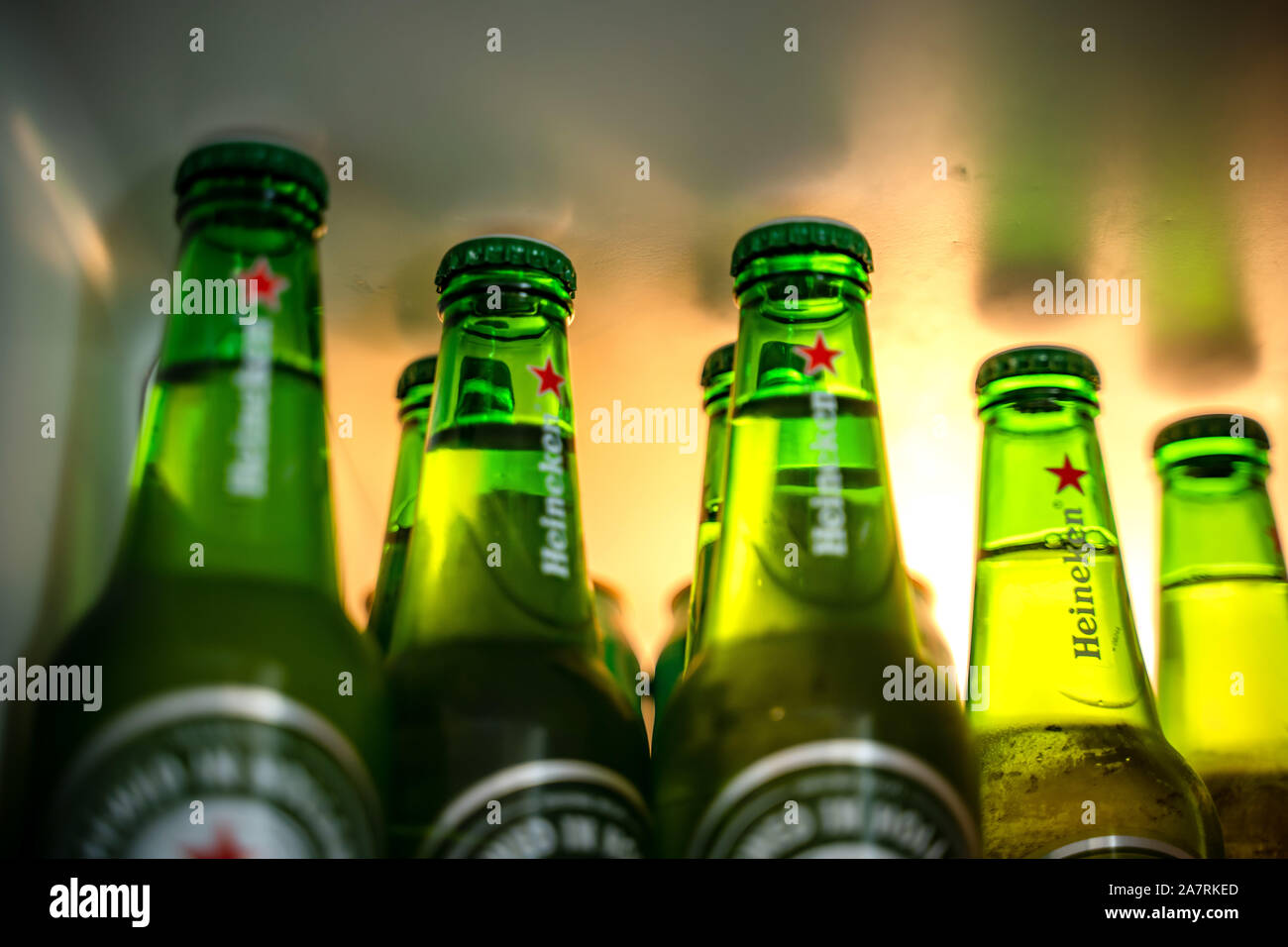 Marinette, WI / EE.UU. - Agosto16,2019: Frío botellas de cerveza Heineken  con gotas sobre fondo verde. Heineken es el producto estrella de Heineken  Fotografía de stock - Alamy