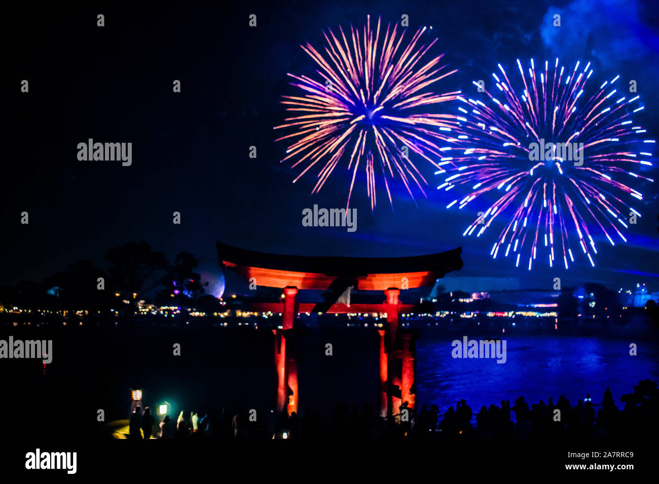Orlando, Florida. Noviembre 01, 2019. Arco japonés y espectaculares fuegos artificiales en el fondo nocturno en Epcot (87). Foto de stock
