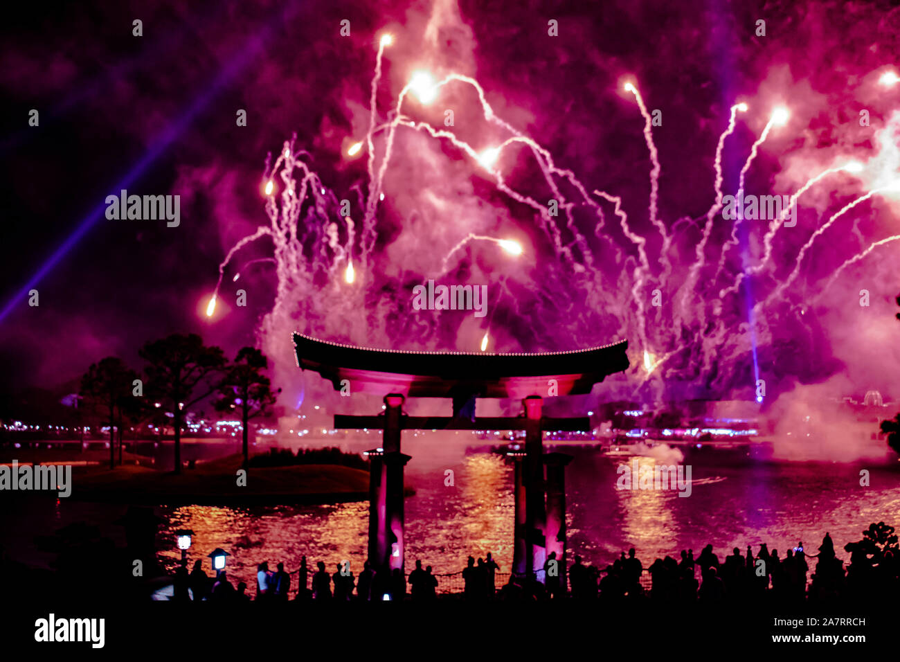 Orlando, Florida. Noviembre 01, 2019. Arco japonés y espectaculares fuegos artificiales en el fondo nocturno en Epcot (87). Foto de stock