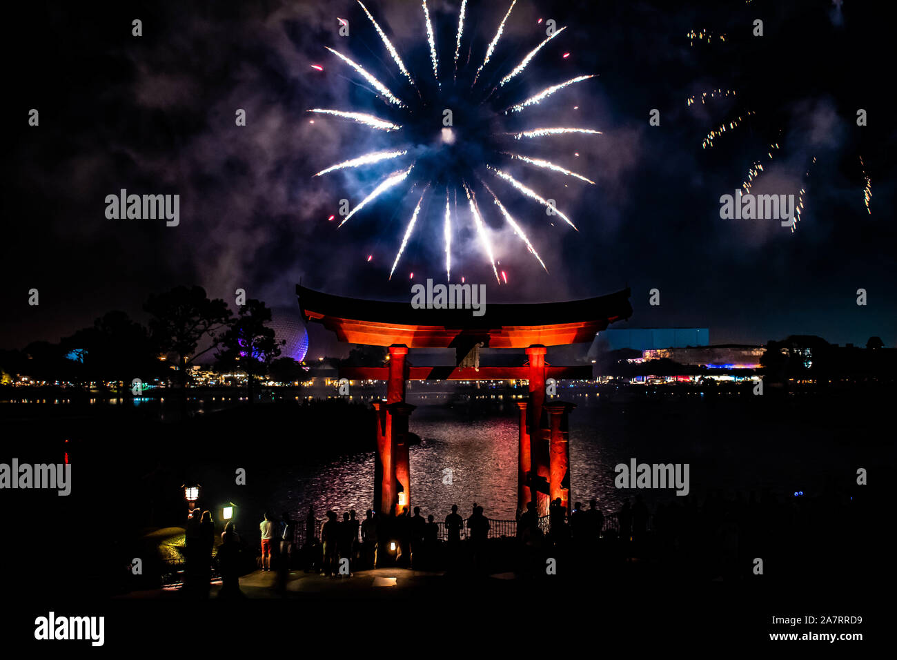 Orlando, Florida. Noviembre 01, 2019. Arco japonés y espectaculares fuegos artificiales en el fondo nocturno en Epcot (87). Foto de stock