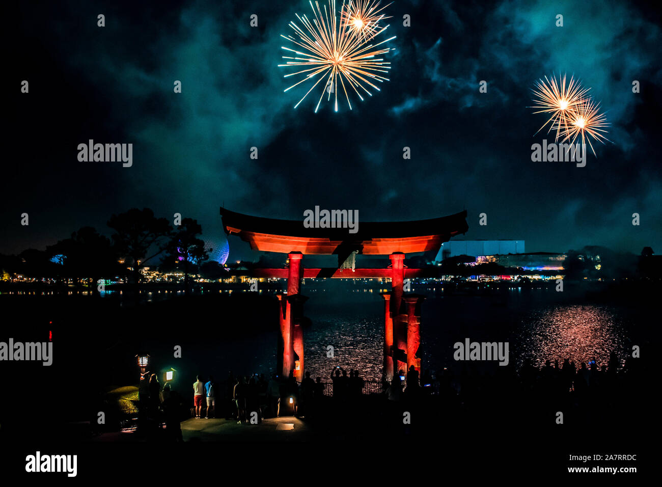 Orlando, Florida. Noviembre 01, 2019. Arco japonés y espectaculares fuegos artificiales en el fondo nocturno en Epcot (87). Foto de stock