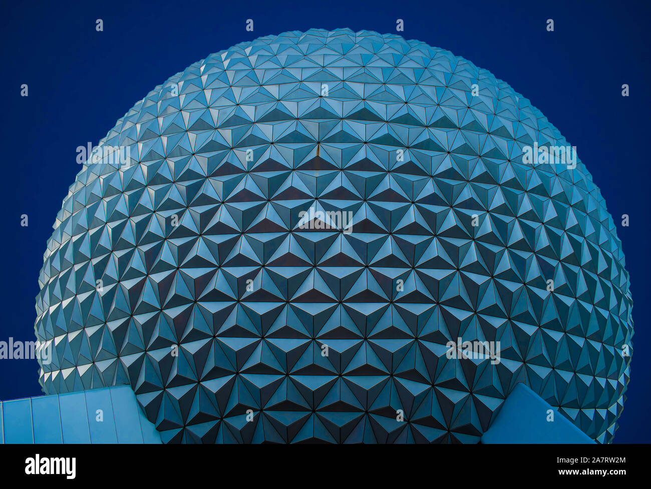 Orlando, Florida. Noviembre 01, 2019. Vista superior de la esfera en color azul noche en Epcot de fondo (77). Foto de stock
