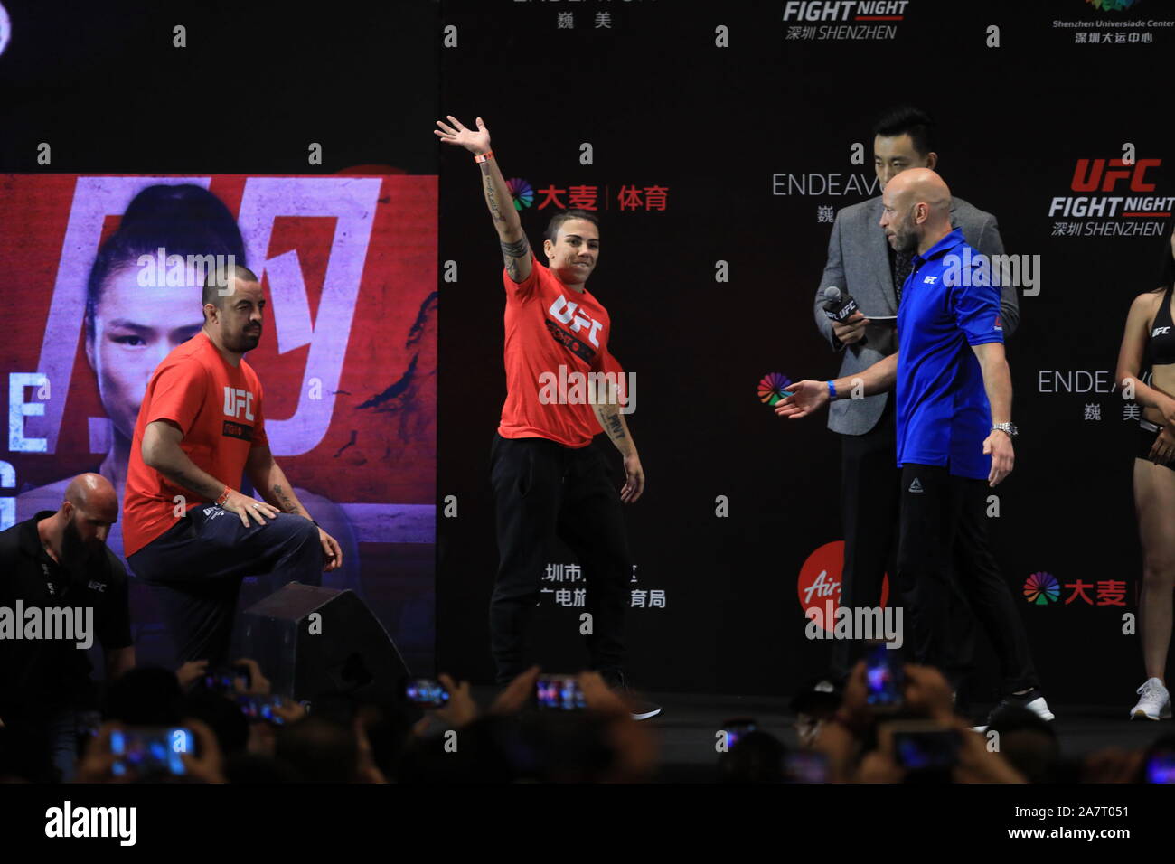 Ultimate Fighting Championship (UFC) ceremonia de pesaje empieza en Shenzhen, en el sur de la provincia china de Guangdong, el 30 de agosto de 2019. Foto de stock