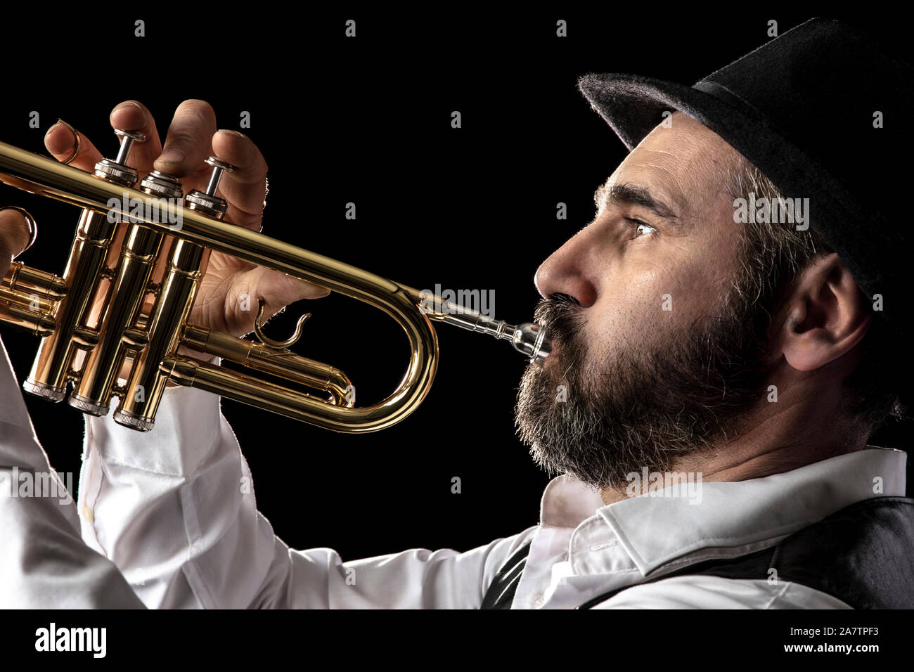 Hombre de trompeta con barba retrato sobre fondo negro Foto de stock