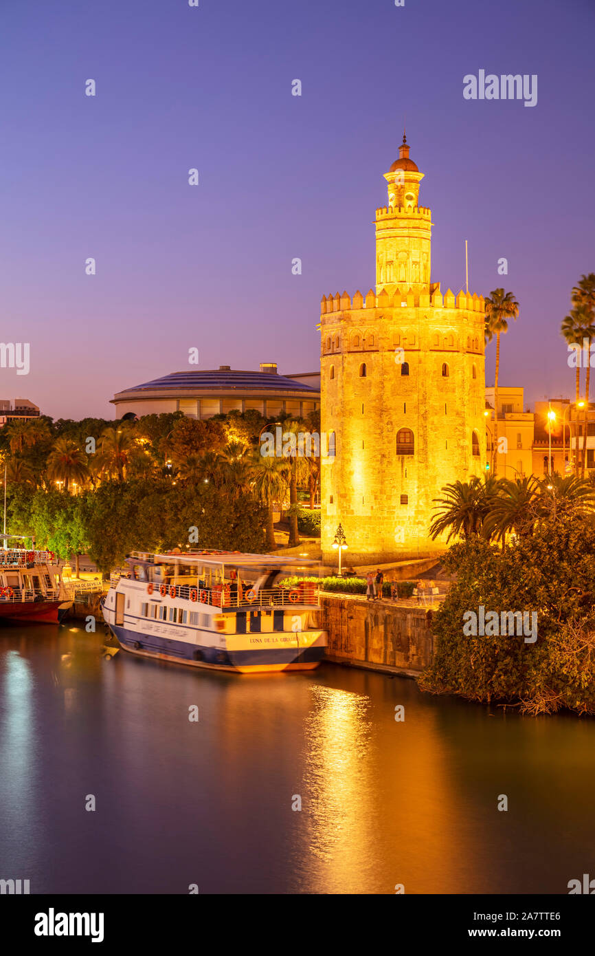 Vista nocturna de una excursión en barco por el río Guadalquivir amarrados por la Torre del Oro Sevilla España Paseo de Cristóbal Colón, Sevilla Andalucía UE Europa Foto de stock