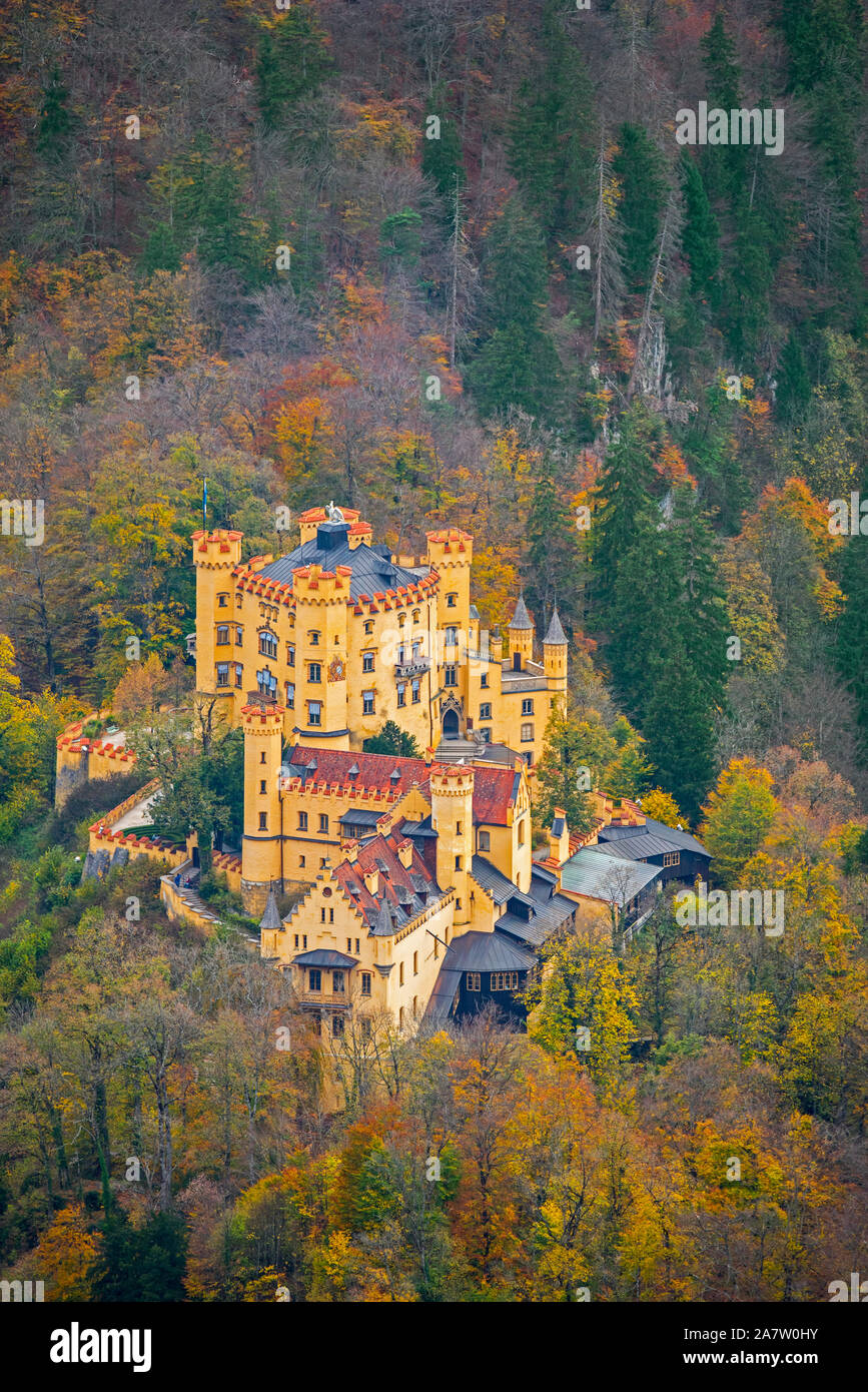 Hohenschwangau Castillo, palacio del siglo XIX y la infancia residencia del rey Luis II de Baviera en Hohenschwangau, Baviera, Alemania Foto de stock