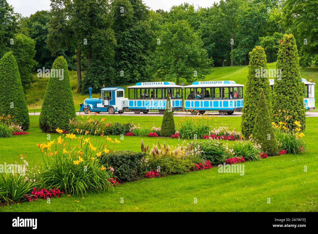 Los jardines de Peterhof en Petergof, San Petersburgo, Rusia. Foto de stock