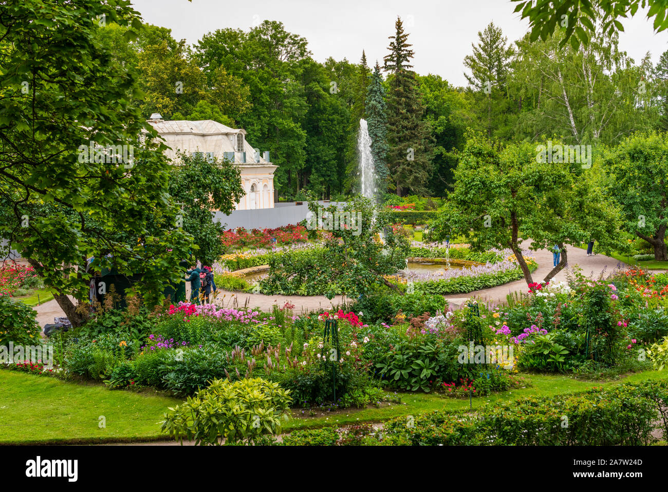 Los jardines de Peterhof en Petergof, San Petersburgo, Rusia. Foto de stock