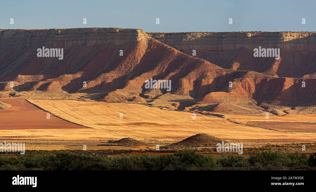 Hilera de coloridas montañas en la luz de la mañana. La reserva ornitológica de El Planéron, Junta de Aragón, España Foto de stock