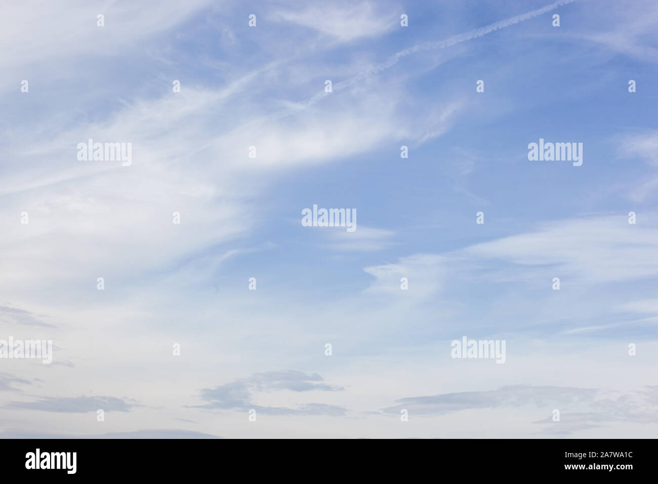 Foto de las nubes blancas en el cielo azul Foto de stock