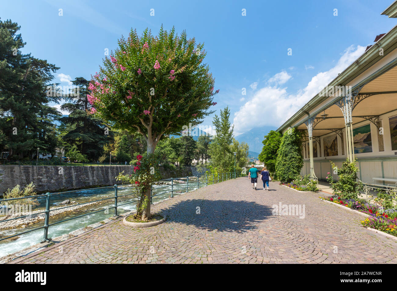 MERANO, Italia - 20 de julio de 2019 - Merano Winterpromenade Passirio junto al torrente. Su hito más distintiva es la Wandelhalle cubiertos passagewa Foto de stock