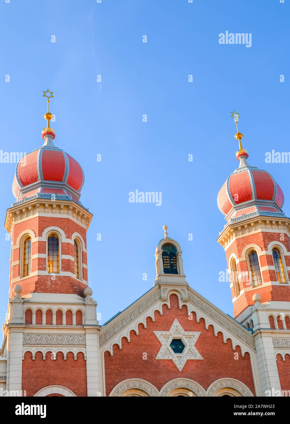 Foto vertical de la Gran Sinagoga de Plzen, República Checa. La segunda sinagoga más grande de Europa. Detalle de la fachada del edificio religioso judío con dos cúpulas en forma de cebolla. Atracciones turísticas. Foto de stock