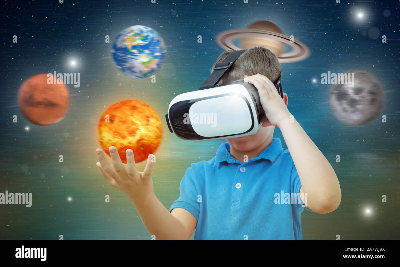 Estudios chico el espacio con la ayuda de la tecnología y de la aplicación. Casco de realidad virtual. Foto de stock