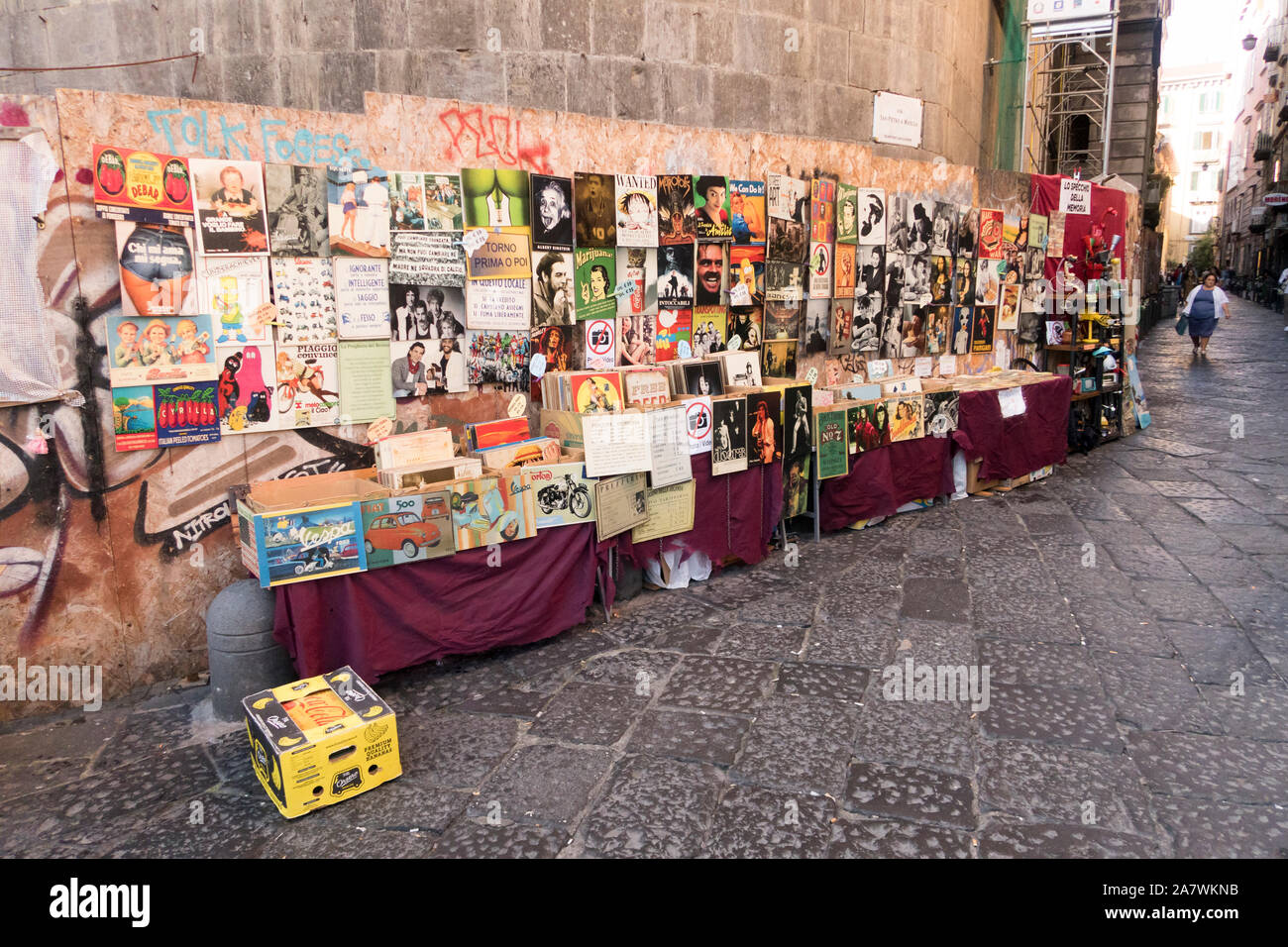 Una segunda mano tienda de venta de música y libros en una calle de  Nápoles, Italia Fotografía de stock - Alamy