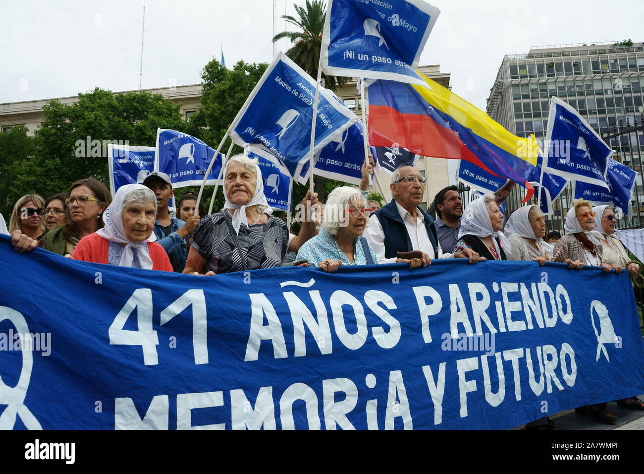 Demostración diaria de la 'Madre de la Plaza de Mayo Cinquo' en Buenos Aires, Argentina Foto de stock