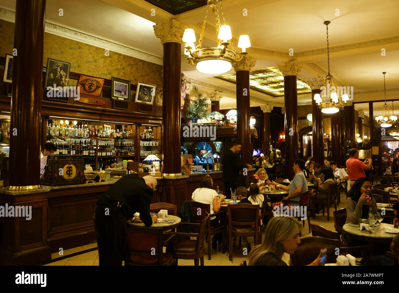 Cafe Tortoni dentro, café, el restaurante más famoso en Buenos Aires, Argentina Foto de stock