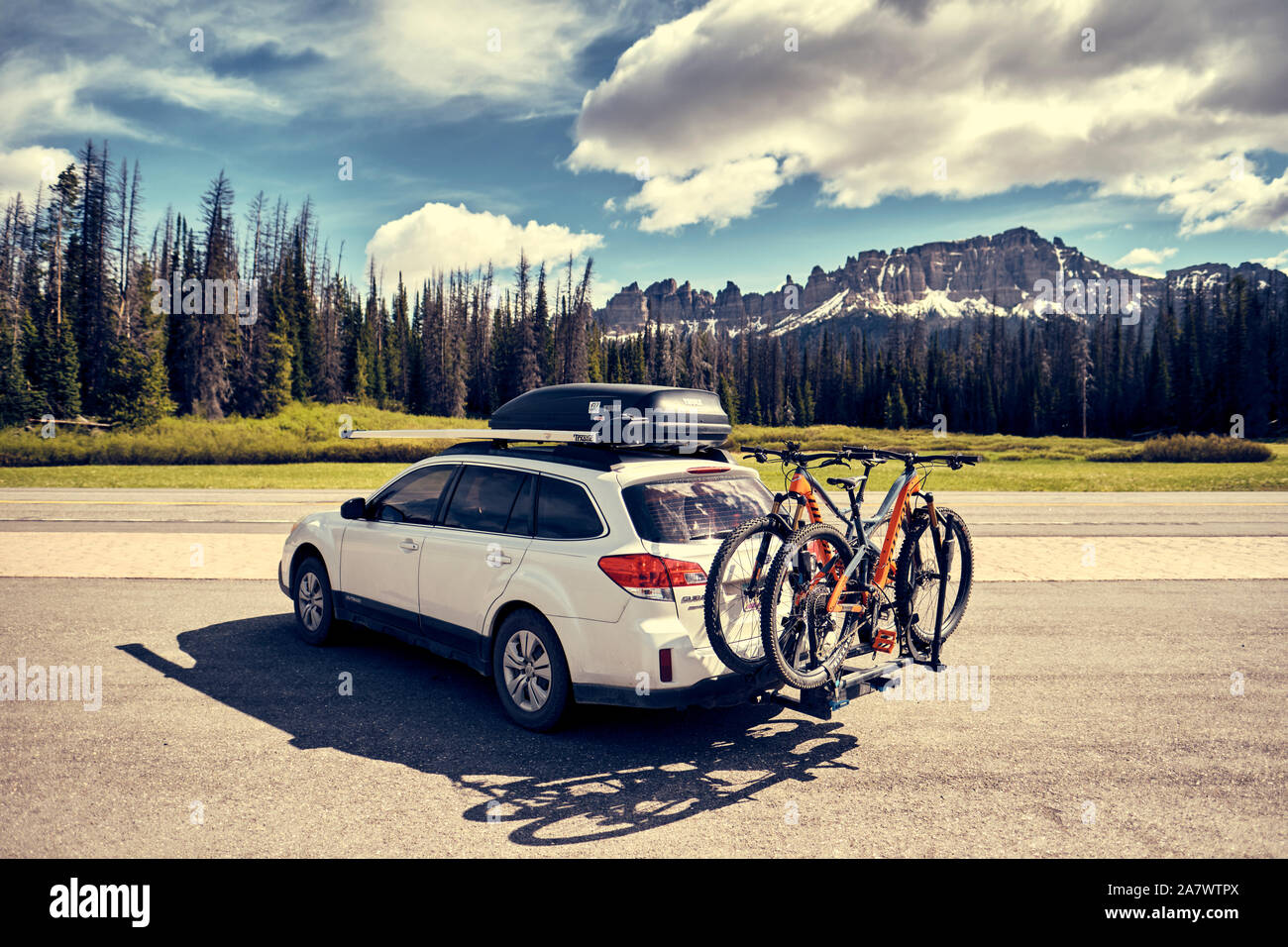 Subaru Outback aventura móvil, cargado con bicicletas de montaña. Foto de stock