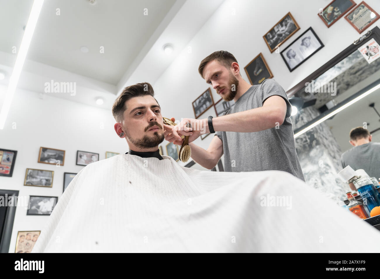 Recorte de barba y pelo en el barbershop. El hombre corte de pelo Foto de stock