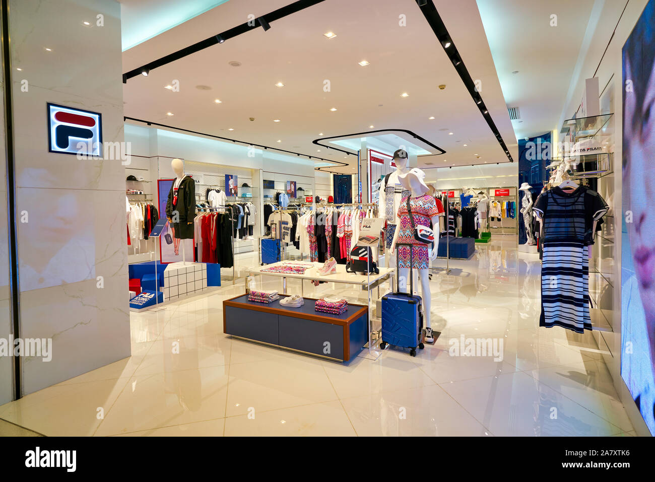 SHENZHEN, China - Abril, circa 2019: interior shot de Fila store en un  centro comercial de Shenzhen. Fila es una marca italiana de artículos  deportivos y de empresa Fotografía de stock - Alamy