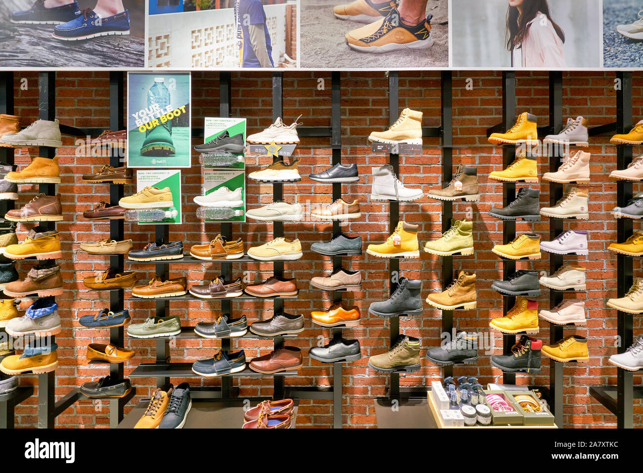 Sonrisa Ser cerveza negra SHENZHEN, China - Abril, circa 2019: zapatos en exhibición en Timberland  store en un centro comercial de Shenzhen Fotografía de stock - Alamy
