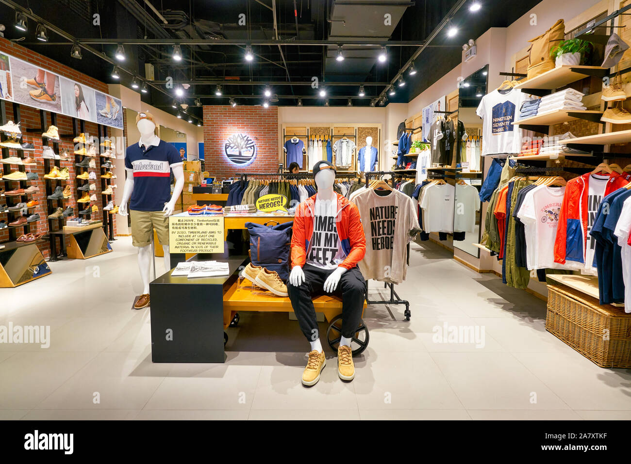 paquete Volver a disparar acidez SHENZHEN, China - Abril, circa 2019: interior shot de Timberland store en  un centro comercial de Shenzhen Fotografía de stock - Alamy