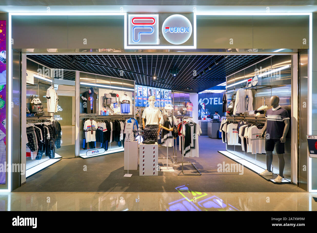 SHENZHEN, China - Abril, circa 2019: bienes en exhibición en Fila tienda en  Shenzhen. Fila es una marca italiana de artículos deportivos y de empresa  Fotografía de stock - Alamy