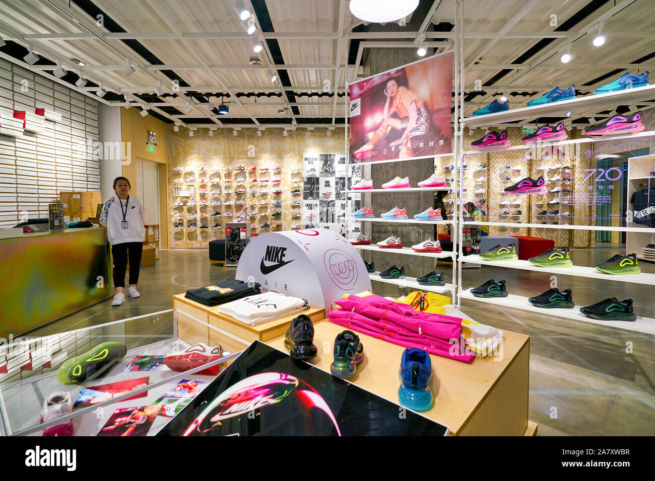 Tienda de compras negocio tienda nike calzado deportivo fotografías e  imágenes de alta resolución - Alamy