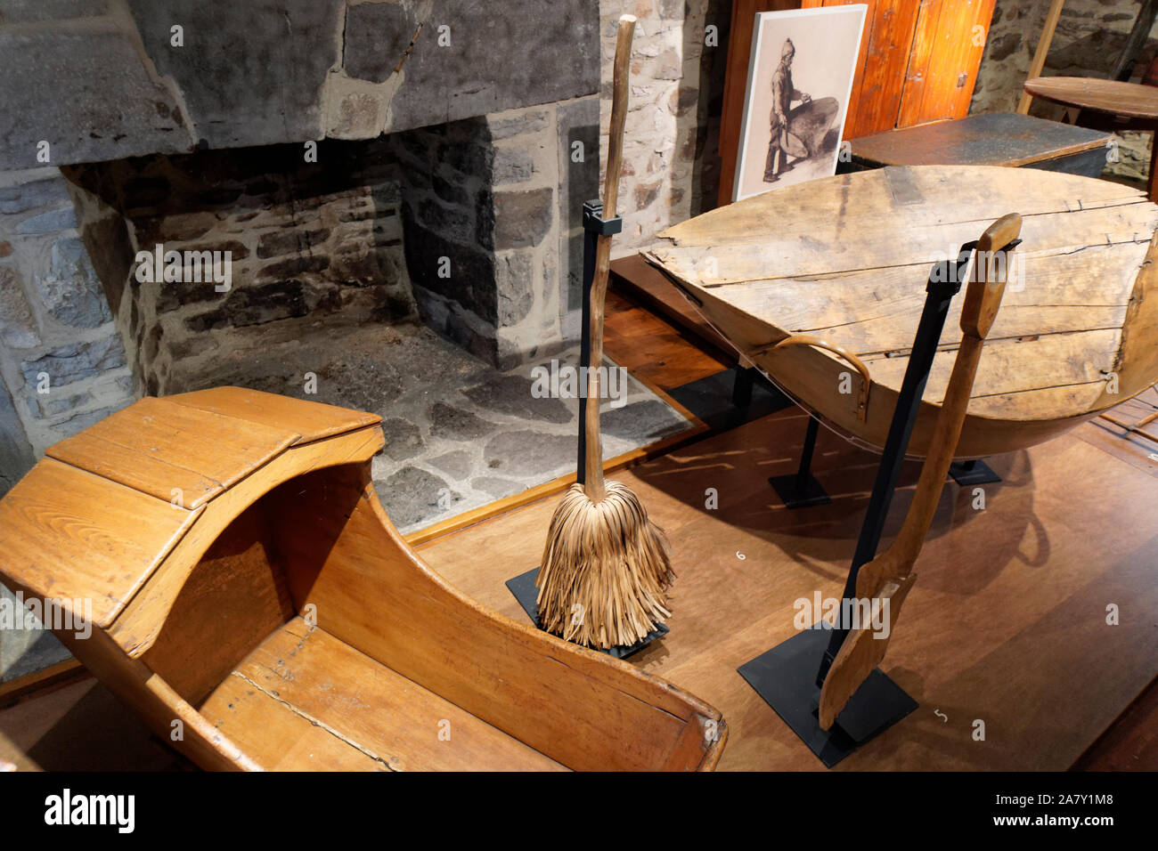 Visualización histórica de mobiliario francés canadiense en el Museo de Lachine o Musée de Lachine, Montreal, Quebec, Canadá Foto de stock