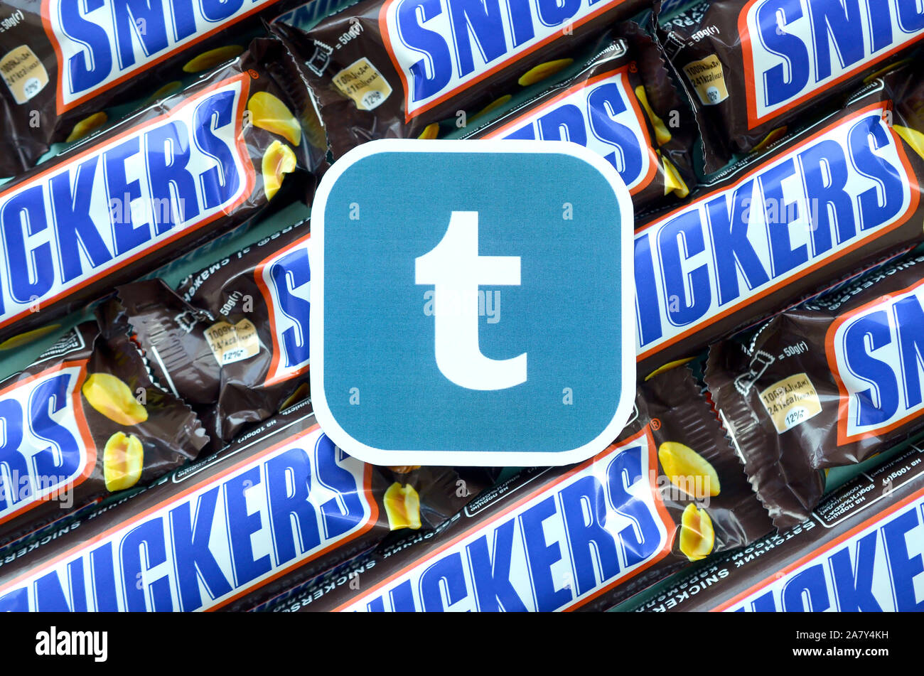 KHARKOV, Ucrania - Octubre 2, 2019: el papel de Tumblr logotipo en muchos bares de obleas cubiertas de chocolate Snickers en embalaje marrón. La publicidad de productos de chocolate i Foto de stock