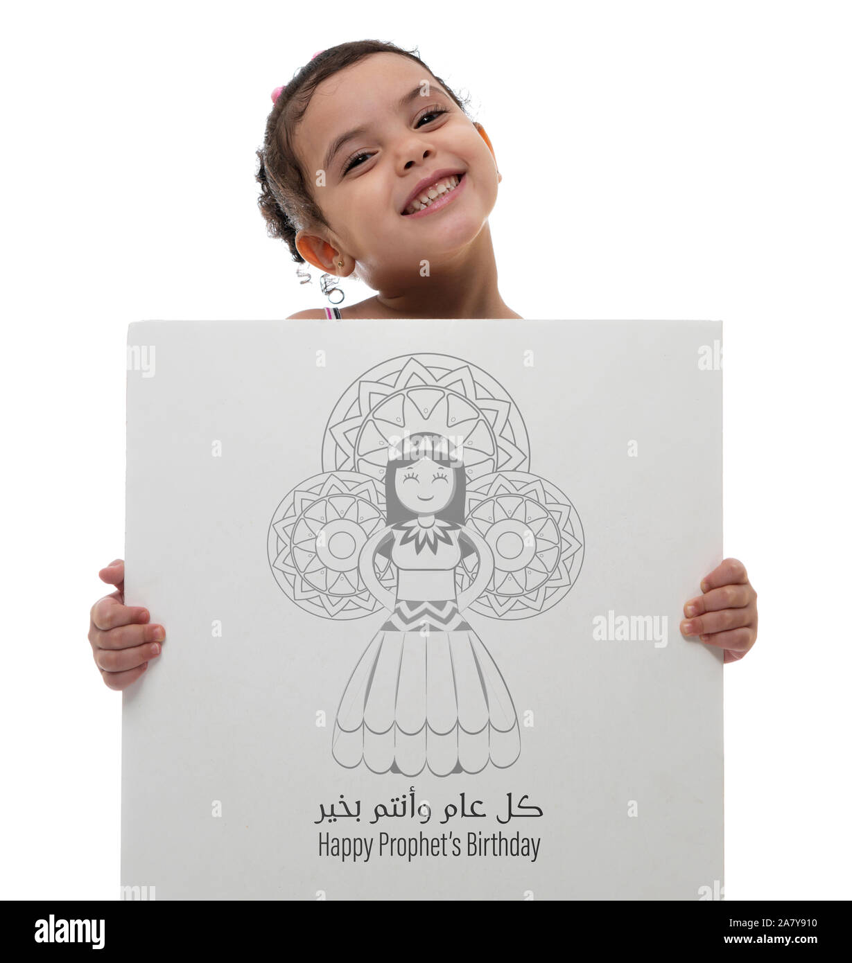 Joven niña alegre celebrando el cumpleaños del Profeta Mahoma, texto árabe Traducción: Feliz cumpleaños del Profeta Foto de stock