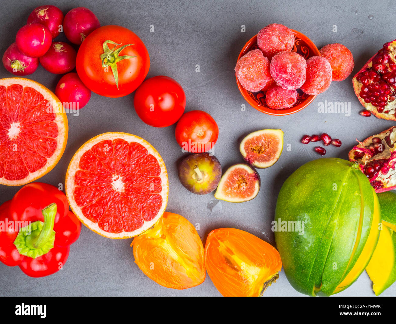 Fresh rojo, naranja, amarillo frutas y vegetales ricos en antioxidantes,  fibra, alfa-caroteno, licopeno, beta caroteno, luteína, carotenoides,  fósforo Fotografía de stock - Alamy