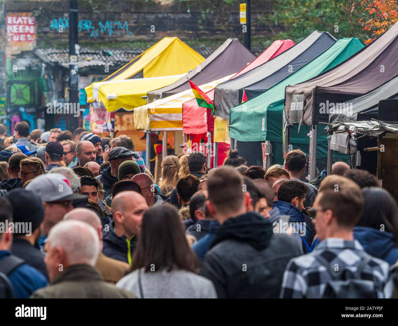 Brick Lane mercado dominical en el East End de Londres Shoreditch zona Foto de stock