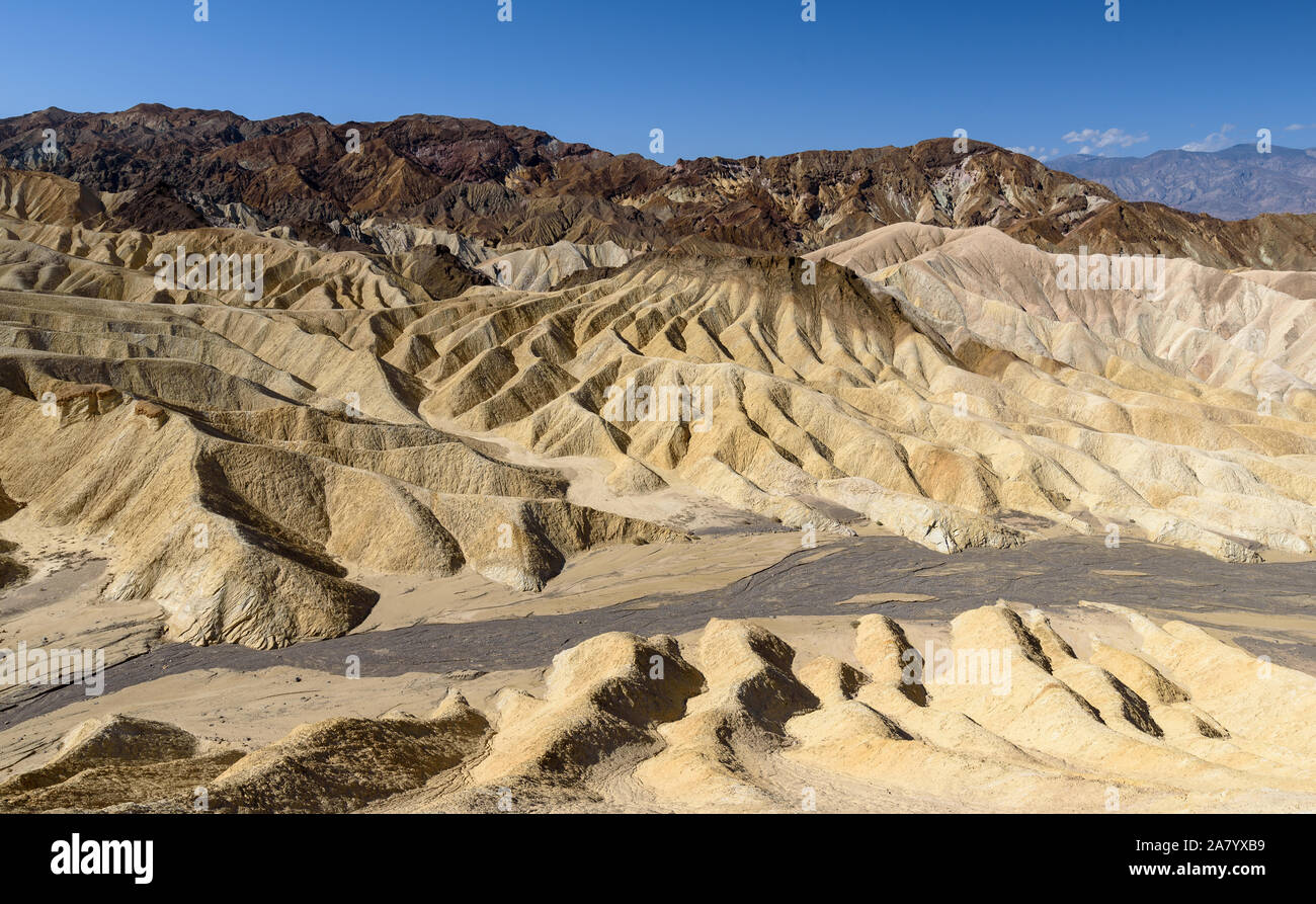 Zabriskie Point situado al este del Valle de la muerte en el Parque Nacional Valle de la Muerte, California, Estados Unidos. Foto de stock