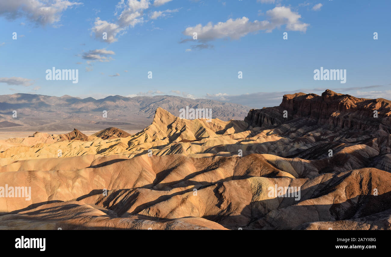 Zabriskie Point situado al este del Valle de la muerte en el Parque Nacional Valle de la Muerte, California, Estados Unidos. Foto de stock