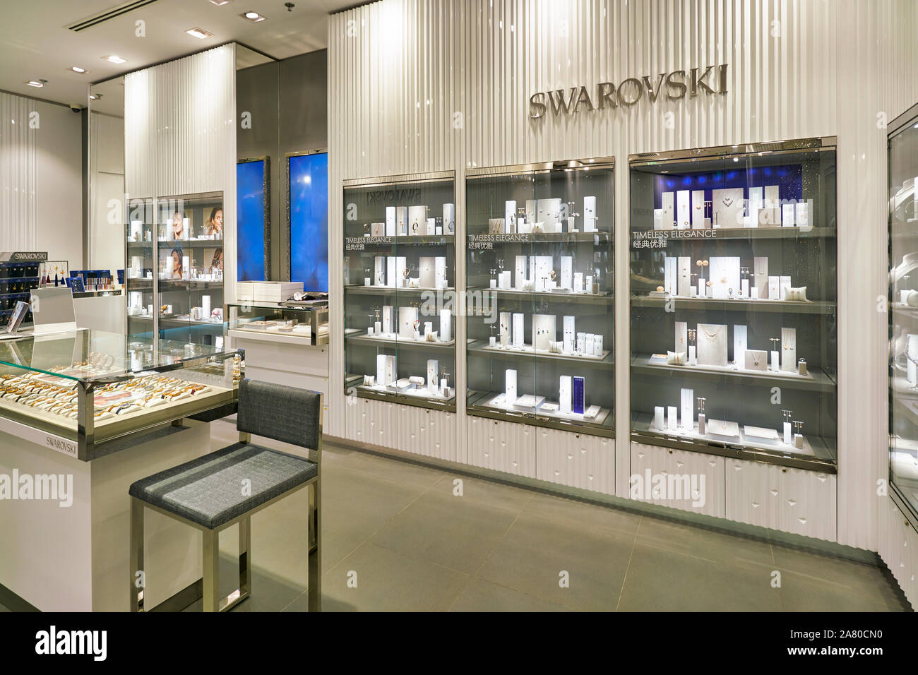 Swarovski shop shopping mall fotografías e imágenes de alta resolución -  Alamy