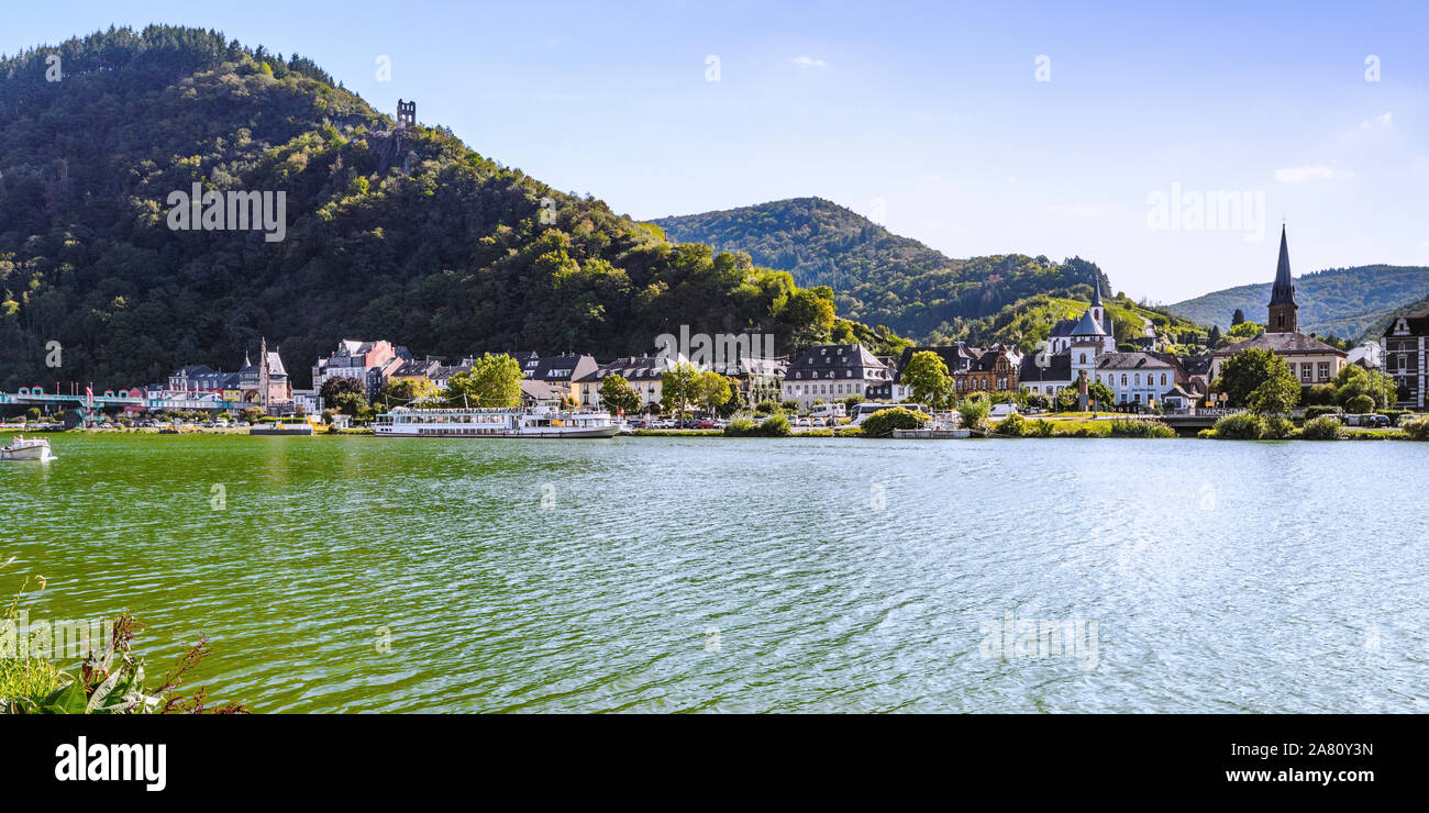 Panorama de la ciudad Traben-Trarbach en el banco del río del río Mosela, Alemania, junto con el puente, Puerta, ruina Brückentor Grevenburg y escarpadas pendientes Foto de stock