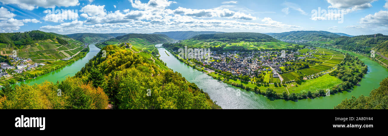 La curva del río Mosela, próximo a la derecha, Pünderich Alemania, castillo de Marienburg en oriente, panorama con viñedos escarpados y riverscape Foto de stock