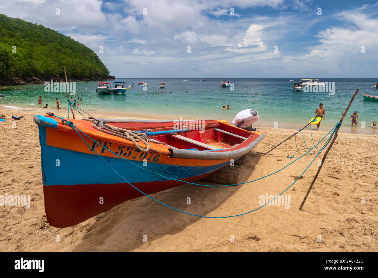 Martinica, Francia - 17 de agosto de 2019: coloridos barcos de pesca en el Anse Dufour. Foto de stock
