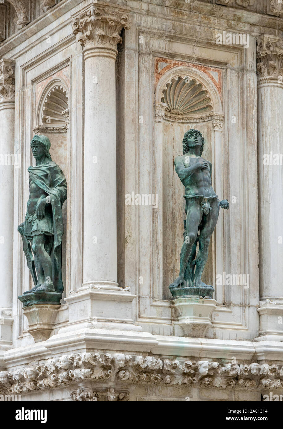 Esculturas de bronce en nichos en la Basílica de San Marcos en Venecia Italia vista desde el patio del Palacio Ducal Foto de stock