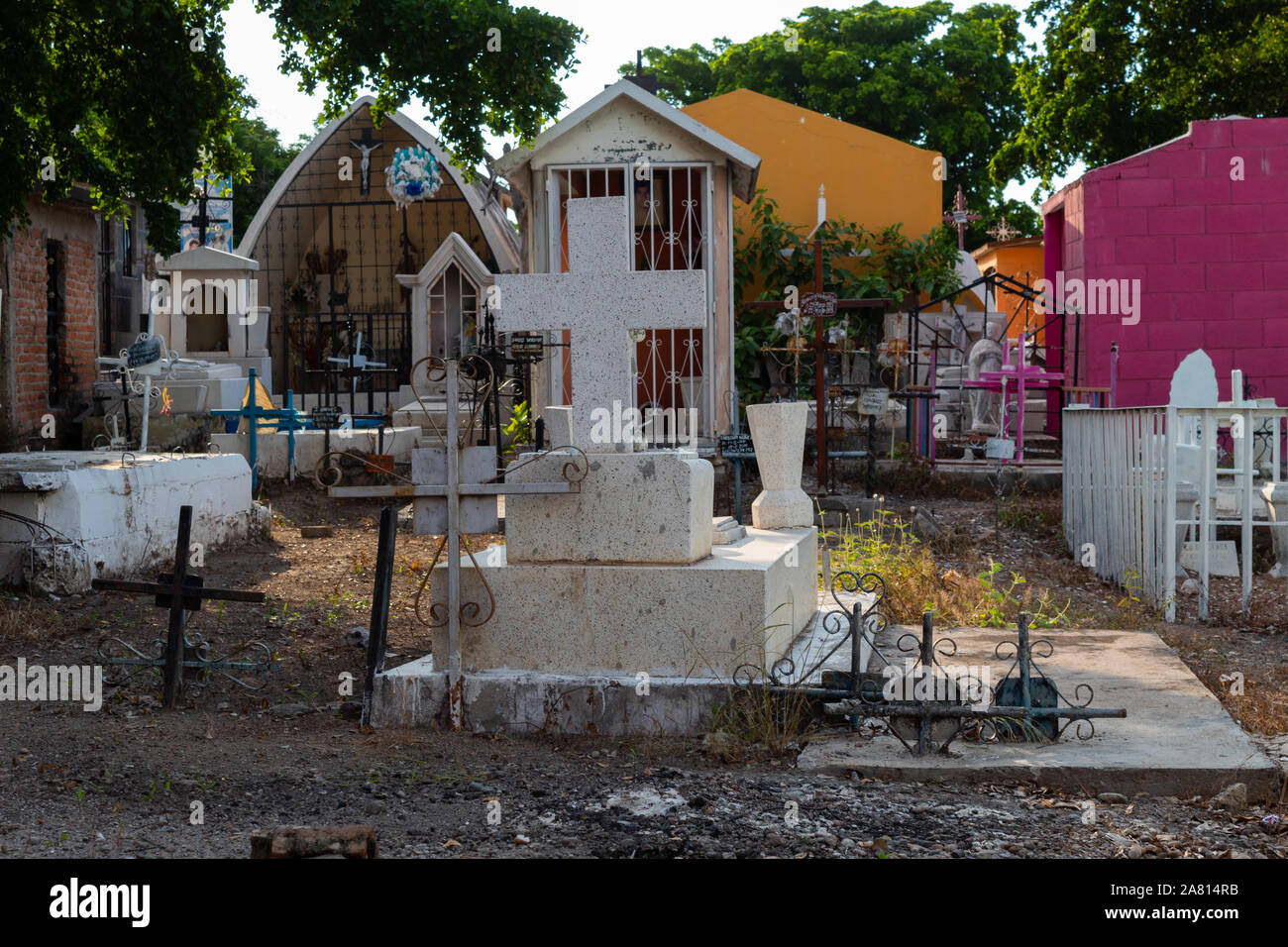Culiacán, Sinaloa, México 10 de octubre 2019 tumbas decoradas con