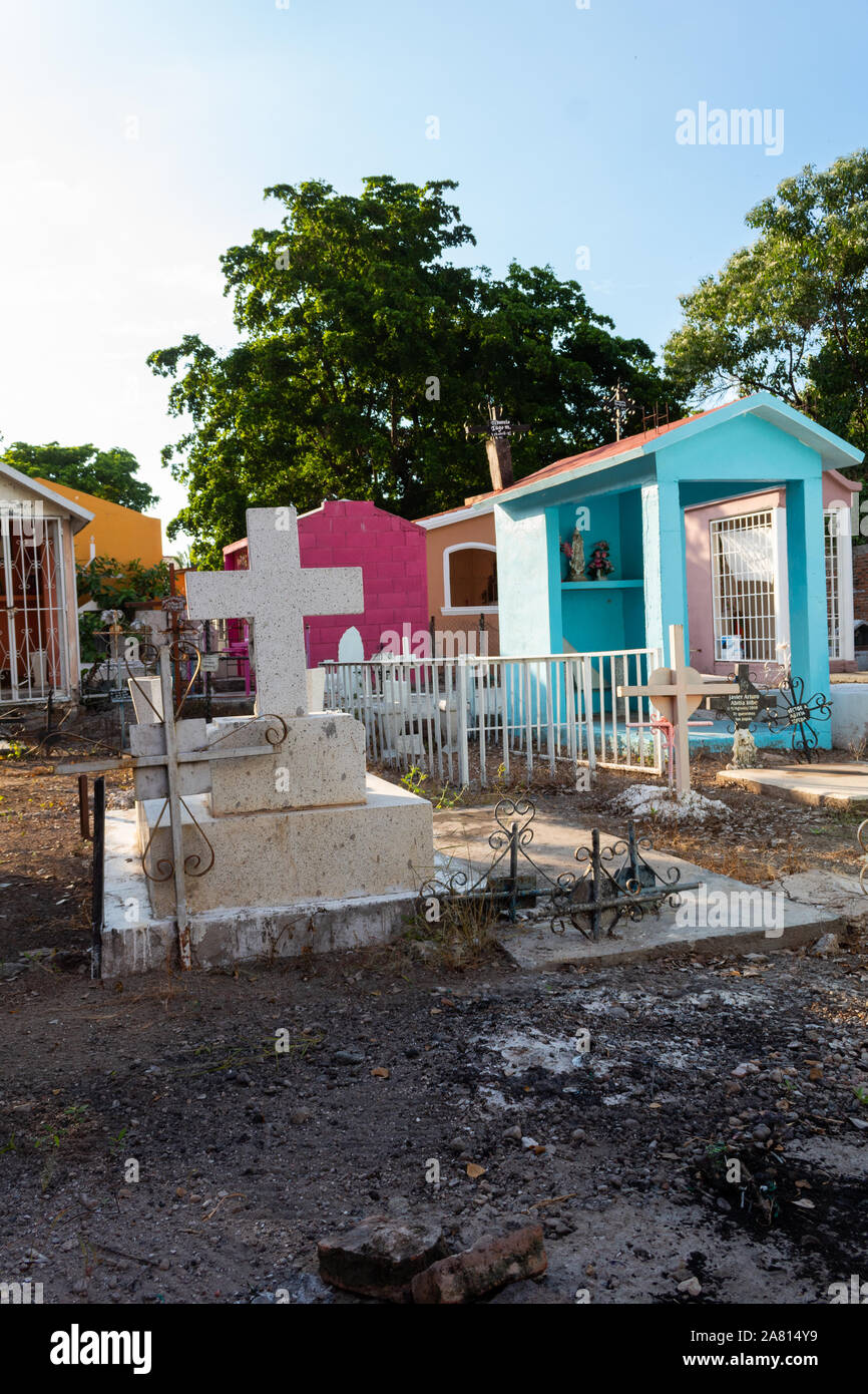 Culiacán, Sinaloa, México 10 de octubre 2019 tumbas decoradas con