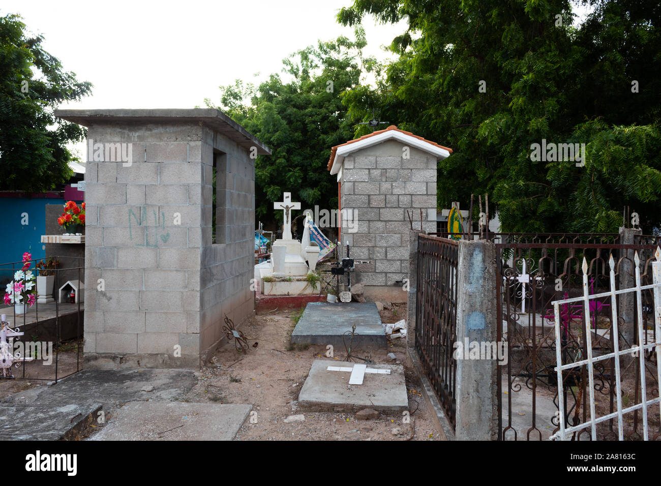 Culiacán, Sinaloa, México 10 de octubre 2019 tumbas decoradas con