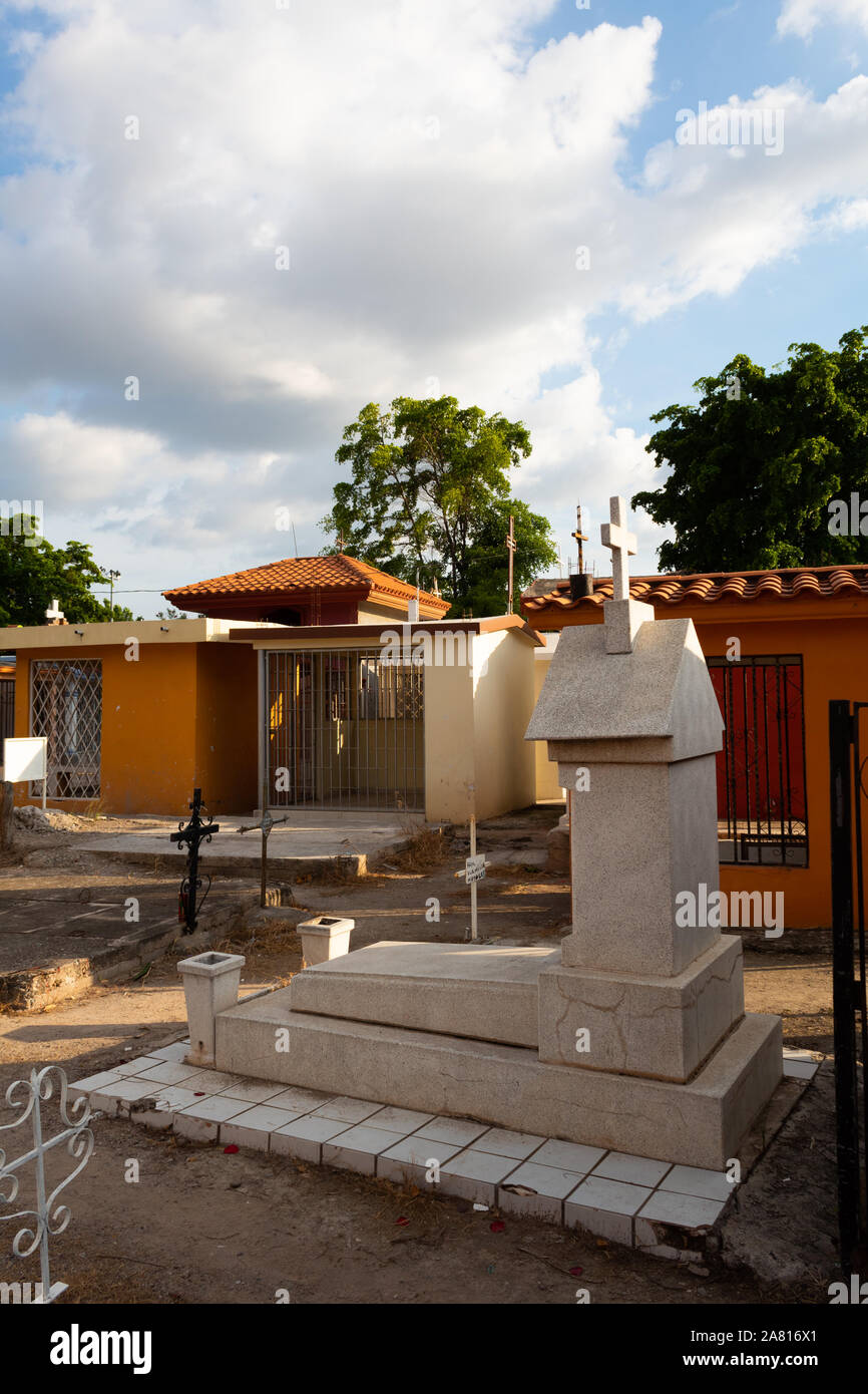 Culiacán, Sinaloa, México 10 de octubre 2019 tumbas decoradas con