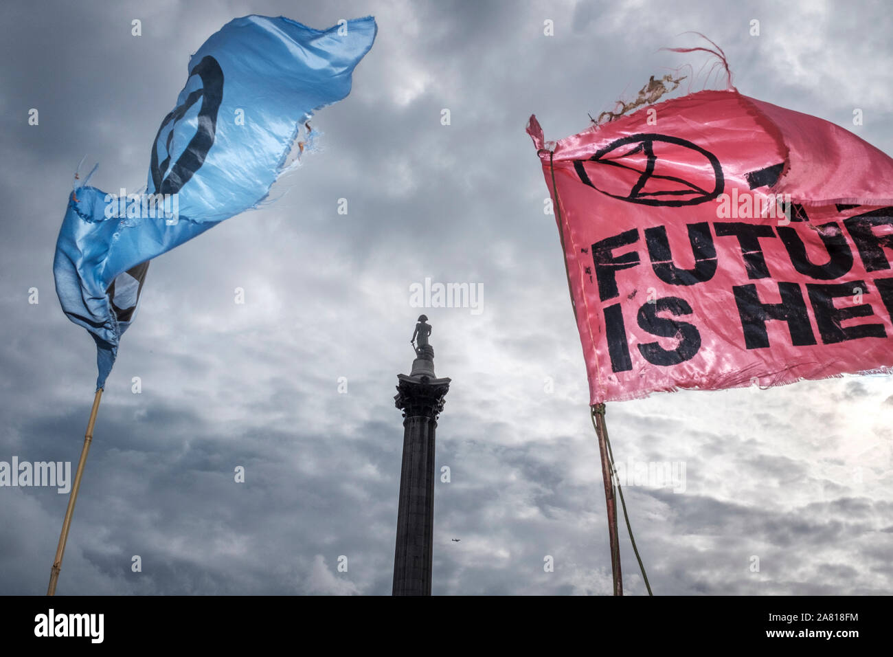 Londres, Reino Unido, octubre de 2019. Banderas y pancartas de extinción rebelión manifestantes en Trafalgar Square. Foto de stock